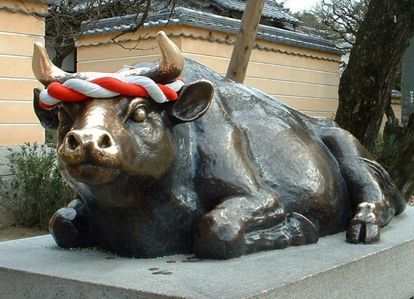 入り口の御神牛.jpg